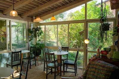 במרפסת בית -קפה