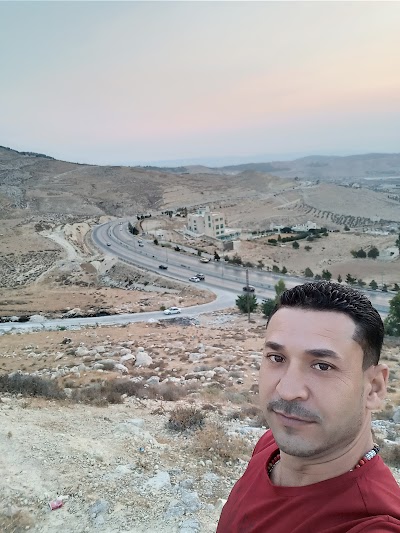 ايمن الكركي تاجر