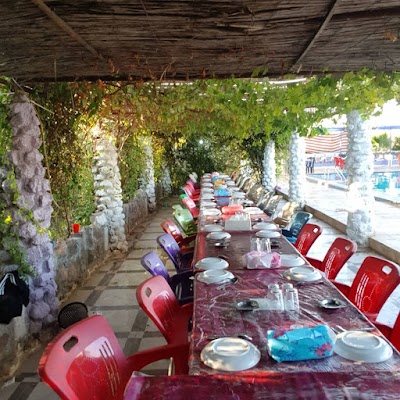 مطعم ومسبح زلال
