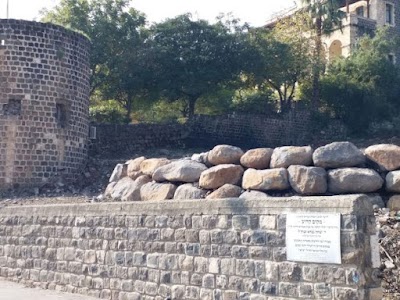 Yitskhak Nafkha Tomb